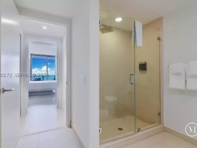 1-bedroom condo for sale in Hollywood - 4111 S Ocean Dr 2010 - MondialRealty