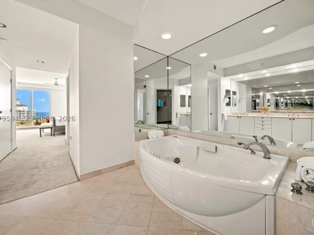 3-bedroom condo for rent in Key Biscayne - 789 Crandon Blvd 1603 - MondialRealty