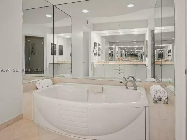 3-bedroom condo for rent in Key Biscayne - 789 Crandon Blvd 1603 - MondialRealty