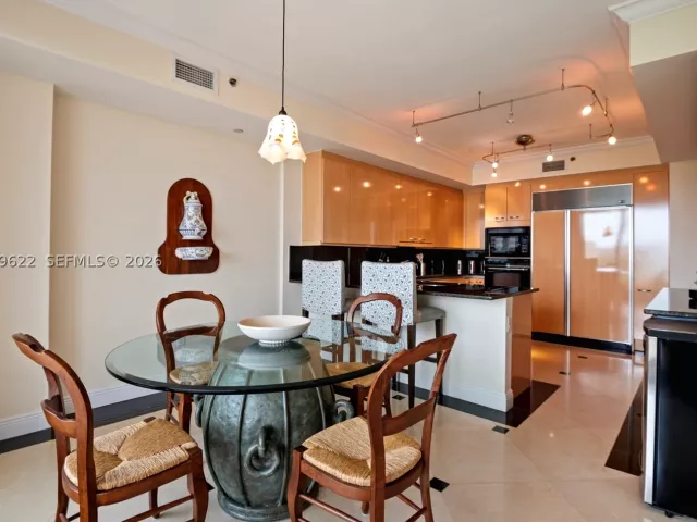 3-bedroom condo for rent in Key Biscayne - 791 Crandon Blvd 704 - MondialRealty