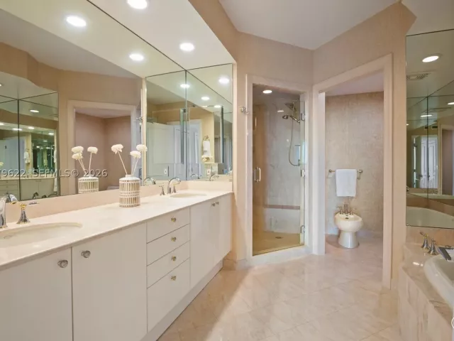 3-bedroom condo for rent in Key Biscayne - 791 Crandon Blvd 704 - MondialRealty