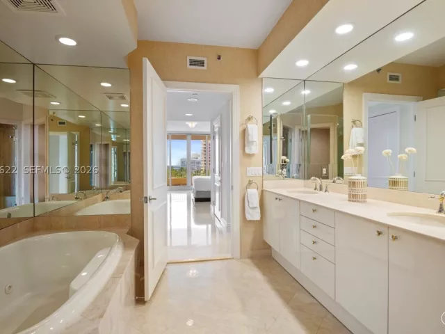 3-bedroom condo for rent in Key Biscayne - 791 Crandon Blvd 704 - MondialRealty