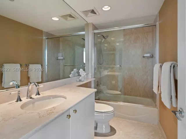 3-bedroom condo for rent in Key Biscayne - 791 Crandon Blvd 704 - MondialRealty