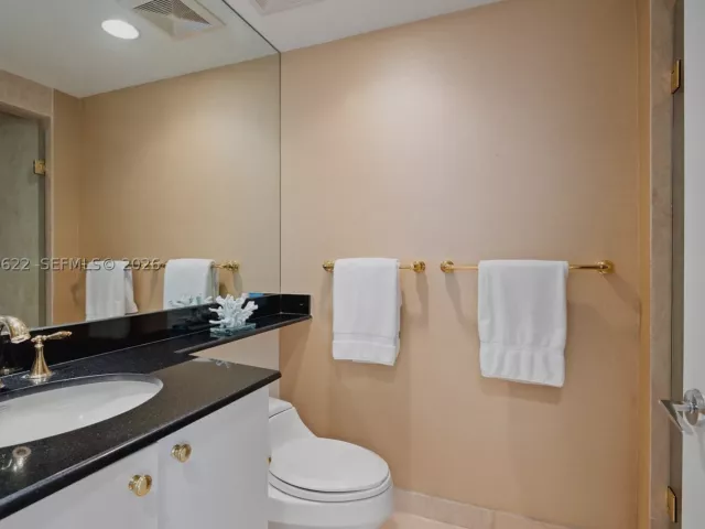 3-bedroom condo for rent in Key Biscayne - 791 Crandon Blvd 704 - MondialRealty