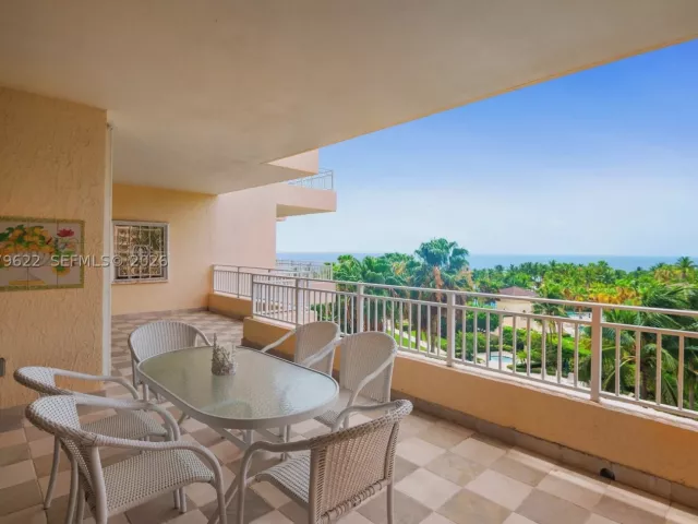 3-bedroom condo for rent in Key Biscayne - 791 Crandon Blvd 704 - MondialRealty