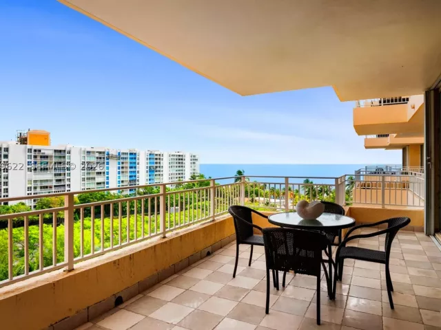 3-bedroom condo for rent in Key Biscayne - 791 Crandon Blvd 704 - MondialRealty