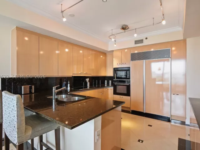3-bedroom condo for rent in Key Biscayne - 791 Crandon Blvd 704 - MondialRealty