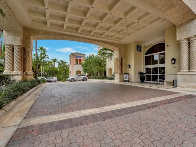 3-bedroom condo for rent in Key Biscayne - 791 Crandon Blvd 301 - MondialRealty