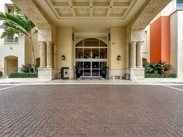 3-bedroom condo for rent in Key Biscayne - 791 Crandon Blvd 301 - MondialRealty