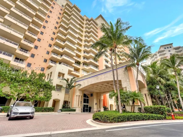 3-bedroom condo for rent in Key Biscayne - 791 Crandon Blvd 301 - MondialRealty