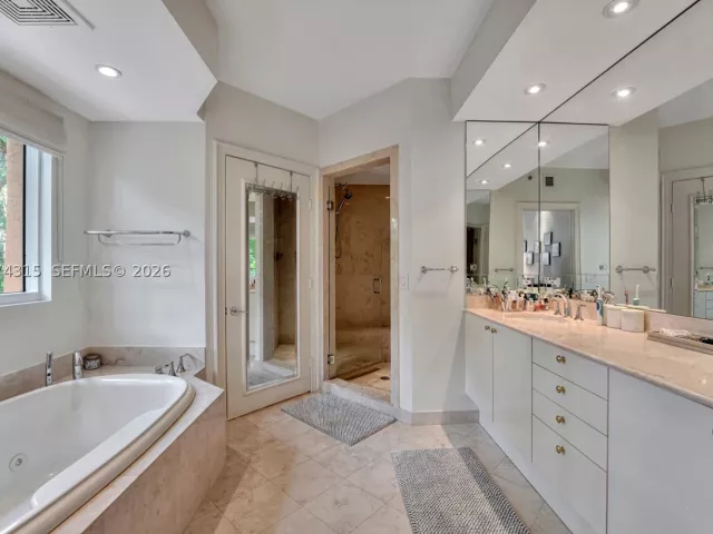 3-bedroom condo for rent in Key Biscayne - 791 Crandon Blvd 301 - MondialRealty