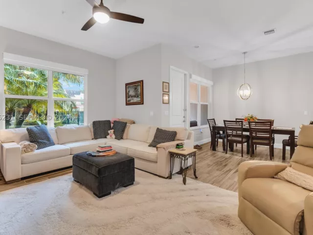 3-bedroom home for sale in Pembroke Pines -  - MondialRealty