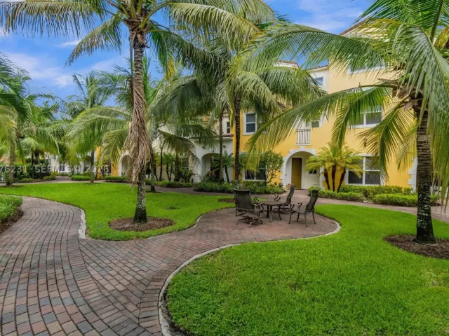 3-bedroom home for sale in Pembroke Pines -  - MondialRealty