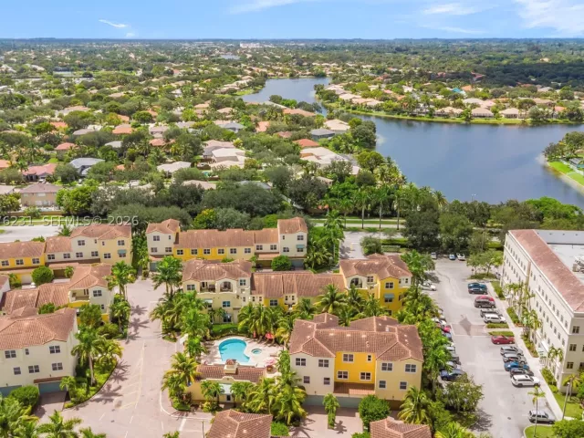 3-bedroom home for sale in Pembroke Pines -  - MondialRealty