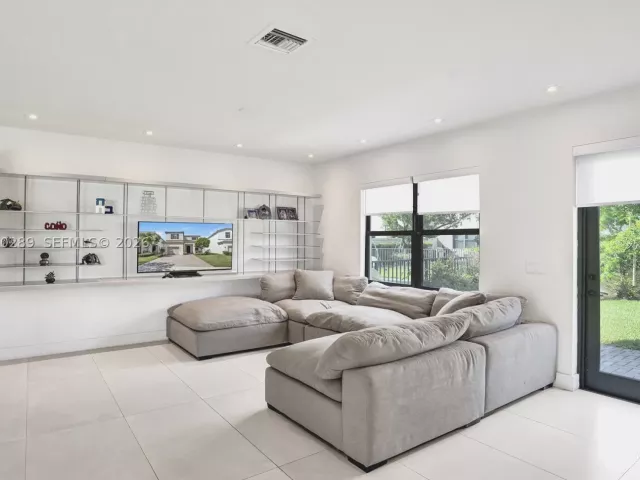 3-bedroom home for sale in Miami - 606 NE 191st Ter - MondialRealty