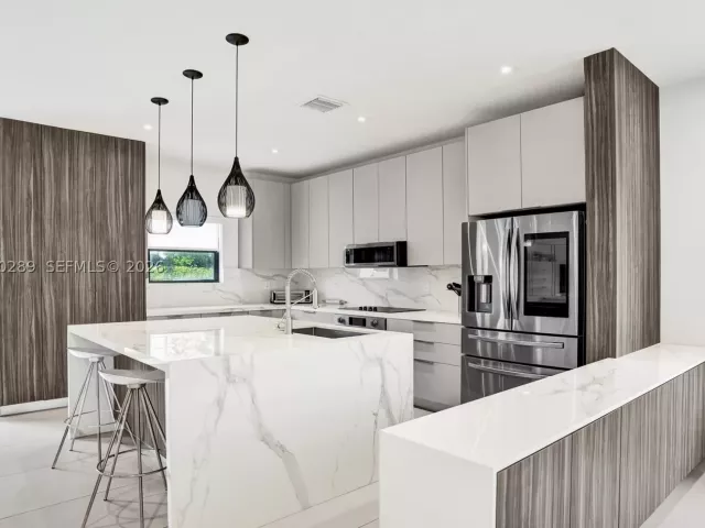 3-bedroom home for sale in Miami - 606 NE 191st Ter - MondialRealty