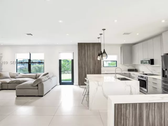 3-bedroom home for sale in Miami - 606 NE 191st Ter - MondialRealty