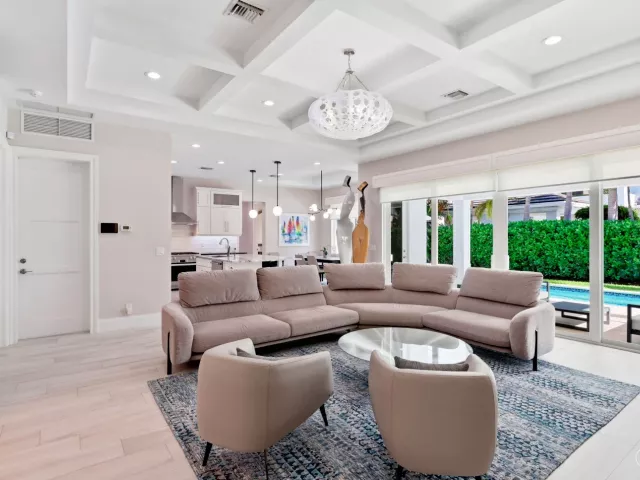 5-bedroom home for sale in Boca Raton - 464 NE 8TH Street - MondialRealty