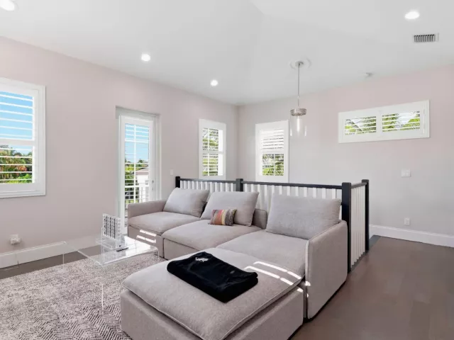 5-bedroom home for sale in Boca Raton - 464 NE 8TH Street - MondialRealty