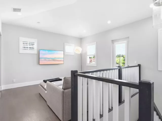 5-bedroom home for sale in Boca Raton - 464 NE 8TH Street - MondialRealty