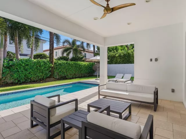 5-bedroom home for sale in Boca Raton - 464 NE 8TH Street - MondialRealty