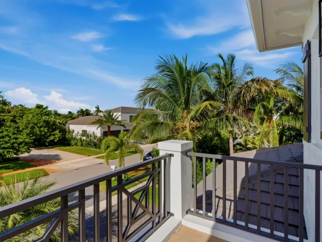 5-bedroom home for sale in Boca Raton - 464 NE 8TH Street - MondialRealty