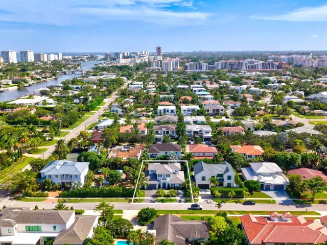 5-bedroom home for sale in Boca Raton - 464 NE 8TH Street - MondialRealty