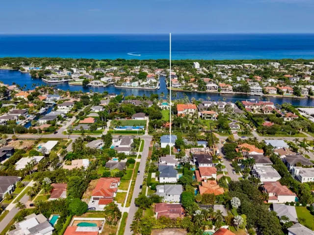 5-bedroom home for sale in Boca Raton - 464 NE 8TH Street - MondialRealty