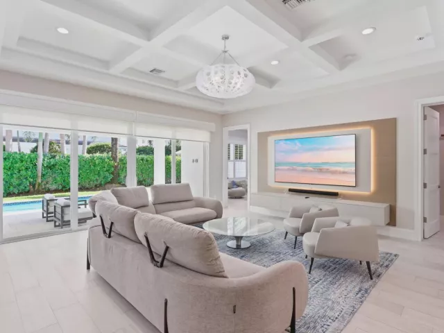 5-bedroom home for sale in Boca Raton - 464 NE 8TH Street - MondialRealty