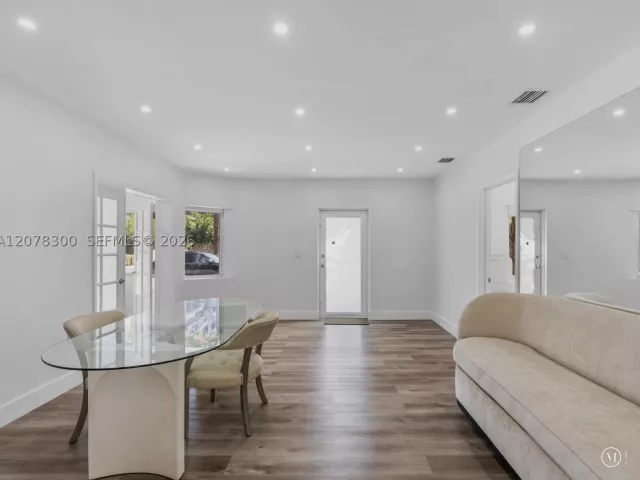 3-bedroom home for rent in Surfside - 8934 Harding Ave N/A - MondialRealty