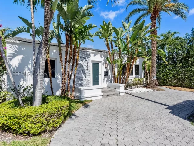3-bedroom home for rent in Surfside - 8934 Harding Ave N/A - MondialRealty