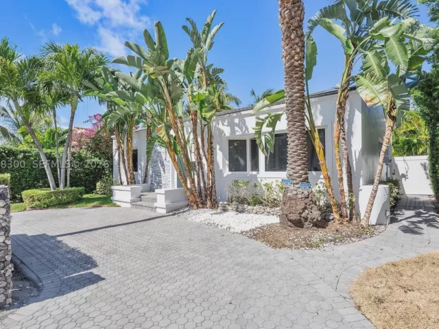 3-bedroom home for rent in Surfside - 8934 Harding Ave N/A - MondialRealty