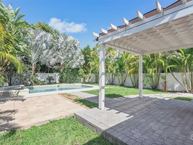 3-bedroom home for rent in Surfside - 8934 Harding Ave N/A - MondialRealty