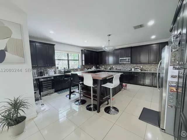 5-bedroom home for rent in Doral - 9907 NW 87th Ter - MondialRealty