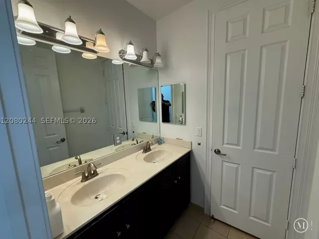 5-bedroom home for rent in Doral - 9907 NW 87th Ter - MondialRealty