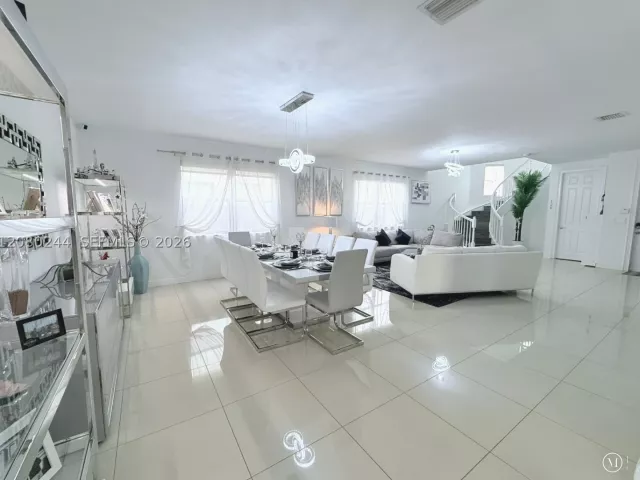 5-bedroom home for rent in Doral - 9907 NW 87th Ter - MondialRealty