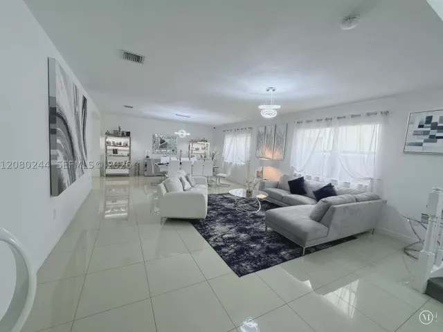 5-bedroom home for rent in Doral - 9907 NW 87th Ter - MondialRealty