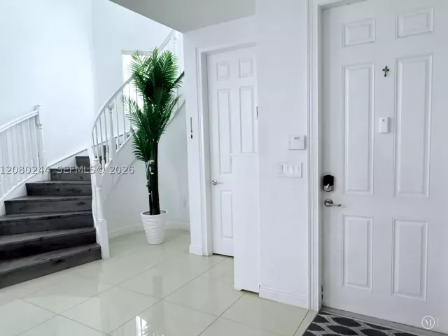5-bedroom home for rent in Doral - 9907 NW 87th Ter - MondialRealty