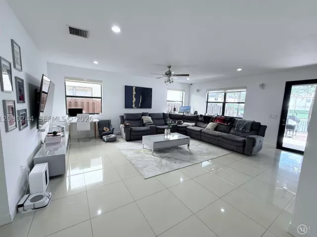 5-bedroom home for rent in Doral - 9907 NW 87th Ter - MondialRealty