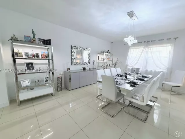 5-bedroom home for rent in Doral - 9907 NW 87th Ter - MondialRealty