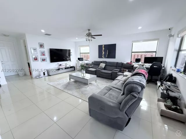 5-bedroom home for rent in Doral - 9907 NW 87th Ter - MondialRealty