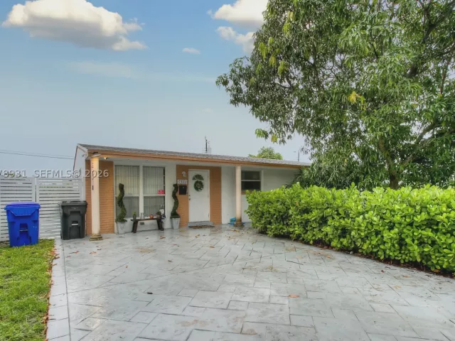 4-bedroom home for rent in Hollywood - 7331 Johnson St - MondialRealty