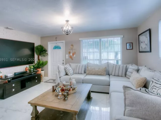 4-bedroom home for rent in Hollywood - 7331 Johnson St - MondialRealty
