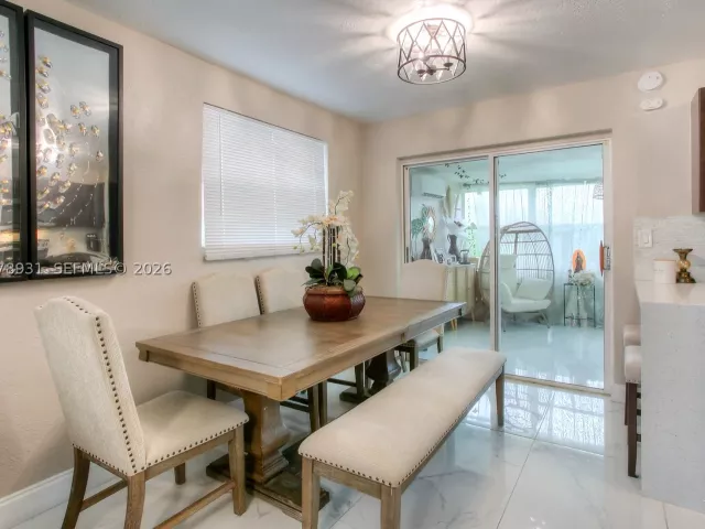 4-bedroom home for rent in Hollywood - 7331 Johnson St - MondialRealty