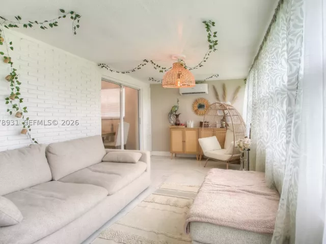 4-bedroom home for rent in Hollywood - 7331 Johnson St - MondialRealty
