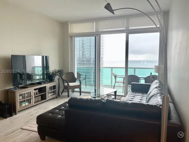 2-bedroom condo for rent in Sunny Isles Beach - 100 Bayview Dr PH08 - MondialRealty