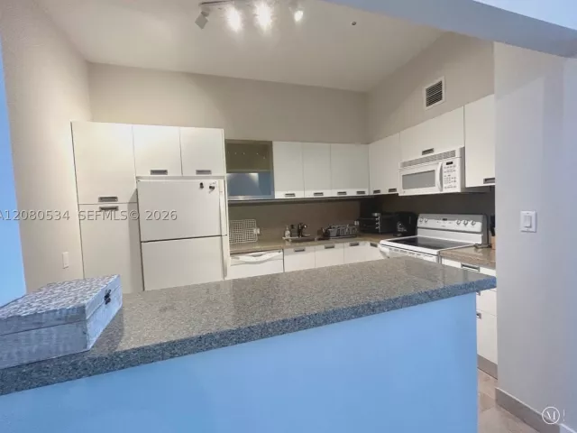2-bedroom condo for rent in Sunny Isles Beach - 100 Bayview Dr PH08 - MondialRealty