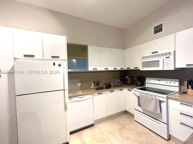 2-bedroom condo for rent in Sunny Isles Beach - 100 Bayview Dr PH08 - MondialRealty