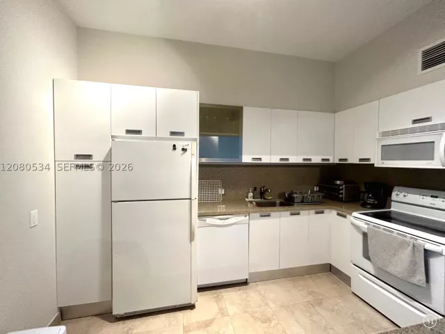 2-bedroom condo for rent in Sunny Isles Beach - 100 Bayview Dr PH08 - MondialRealty