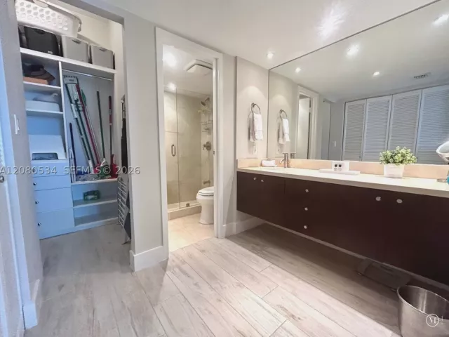2-bedroom condo for rent in Sunny Isles Beach - 100 Bayview Dr PH08 - MondialRealty